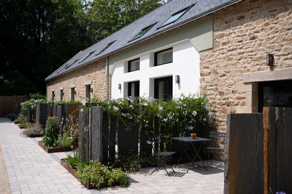 Vue extérieure des sept hébergements du Manoir des Cotonnades à Lorient (Morbihan)