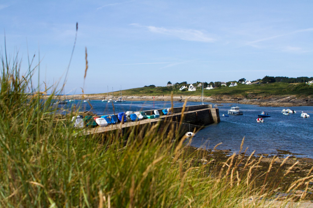 Mouillage de bateaux à Locmaria, sur l'île de Groix (Morbihan)