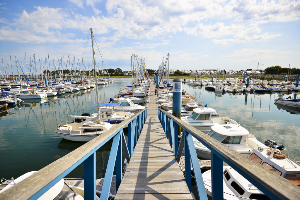 Descente sur les pontons du port de plaisance de la Pointe à Port-Louis (Morbihan)