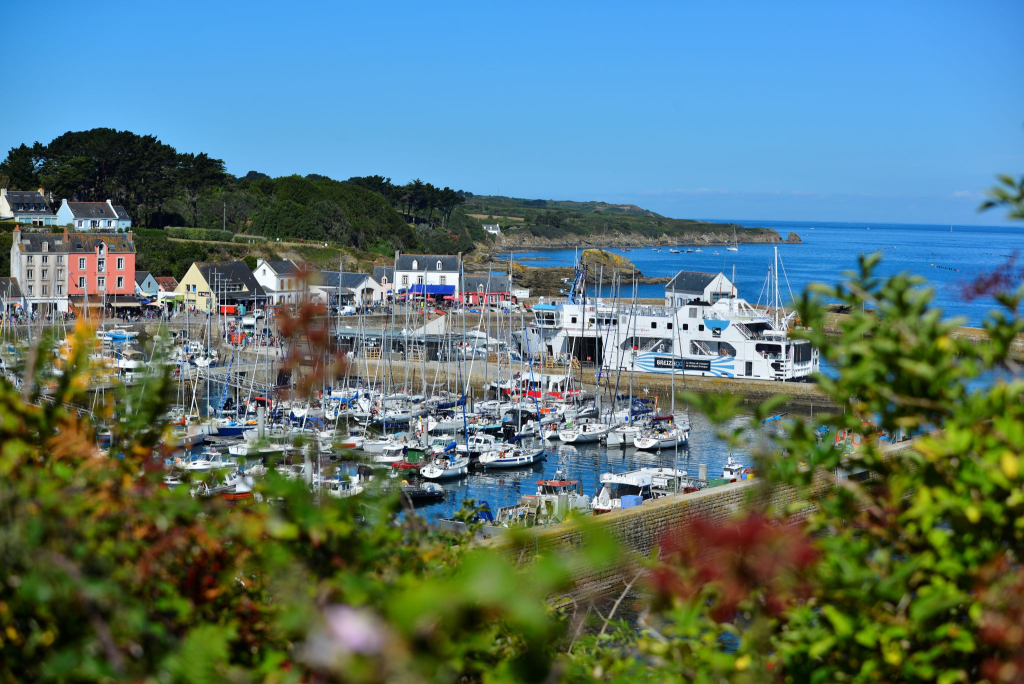 Vue des bateaux au port de Port-Tudy, sur l'île de Groix (Morbihan) 