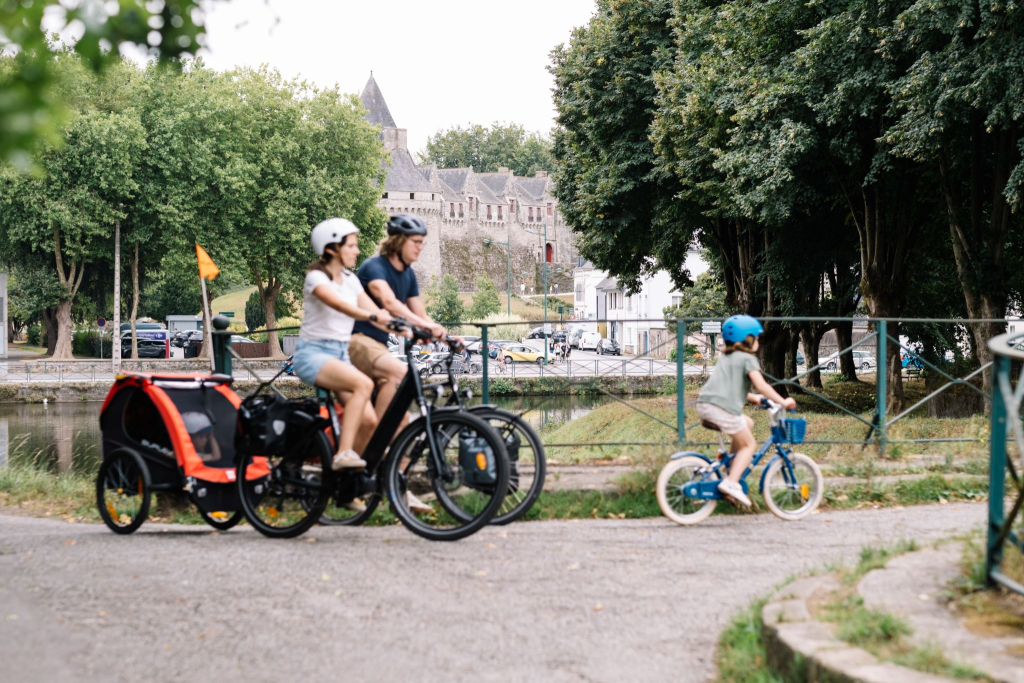 Vélo en famille à Pontivy, sur le Canal de Nantes à Brest (Morbihan)