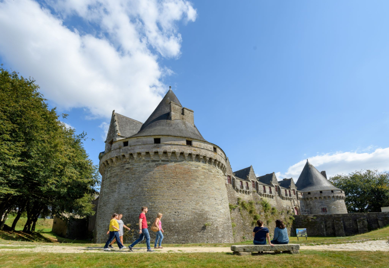 Visite des extérieurs du Château médiéval des Rohan à Pontivy (Morbihan)