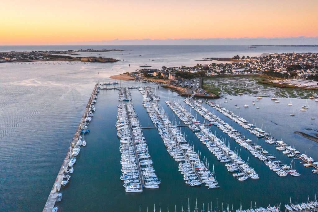 Vue aérienne du port de plaisance de Kernével à Larmor-Plage, dans la rade de Lorient (Morbihan)