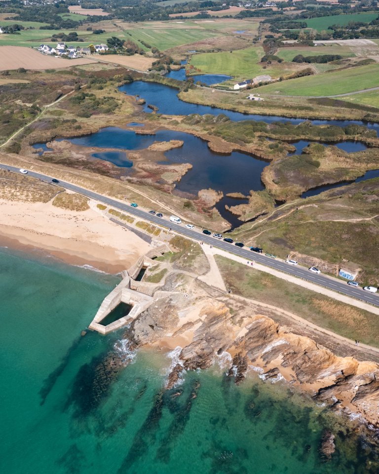 Vue aérienne de la réserve naturelle du Grand et du Petit Loc'h à Guidel, à proximité de la plage (Morbihan)