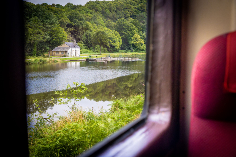 Vue depuis le train touristique le Napoléon Express, de Camors à Pontivy en passant par Quistinic (Morbihan)