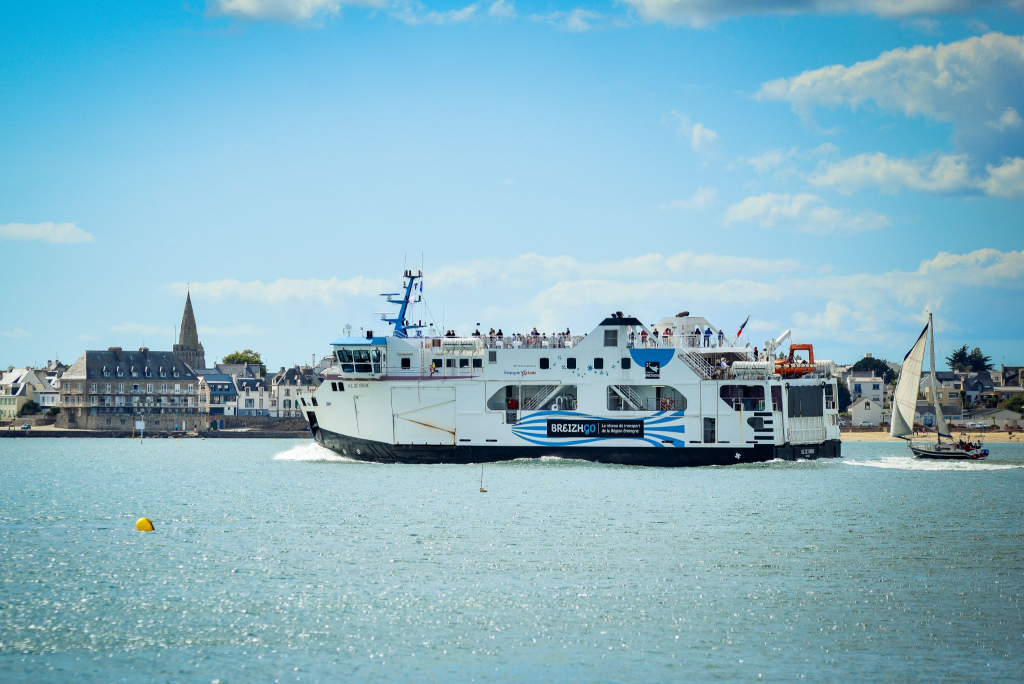 Bateau de la Compagnie Océane pendant la traversée vers l'île de Groix depuis Lorient (Morbihan)