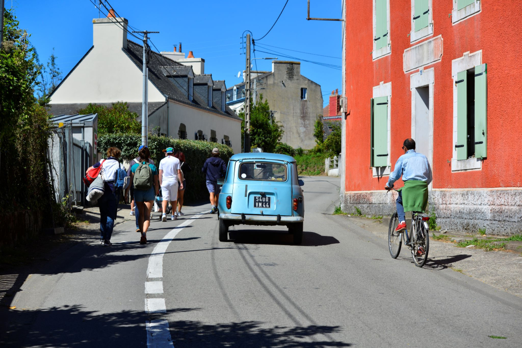 Balade dans le bourg de l'île de Groix, entre les maisons colorées (Morbihan) 