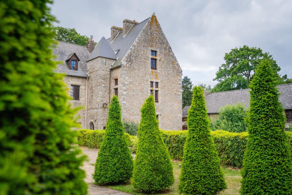 Facade extérieure et jardins à la française de la maison O'Bono au Bono (Morbihan)