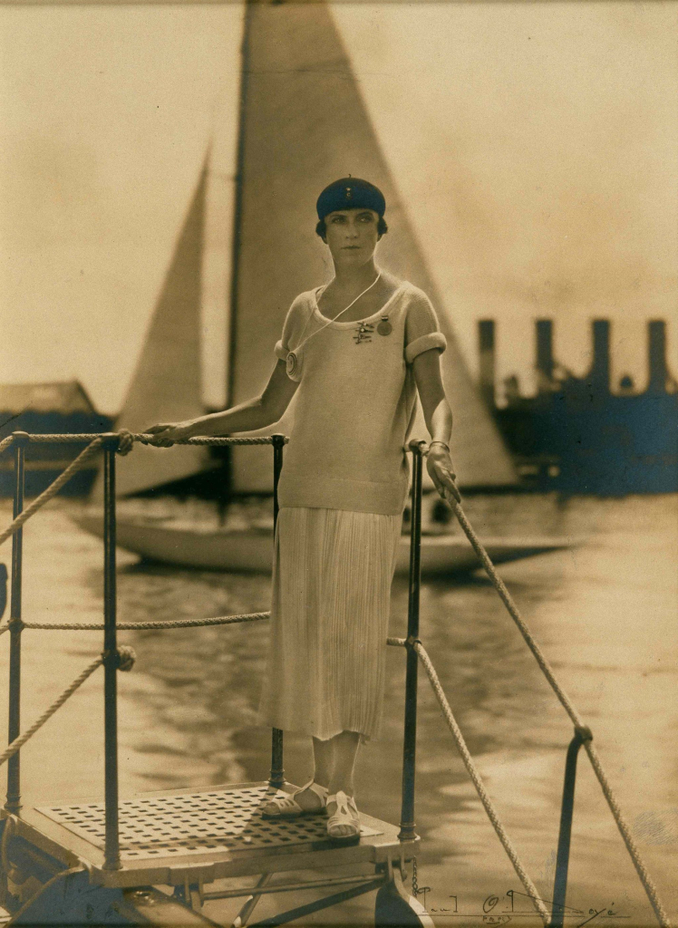 "Virginie Hériot à la coupée d'Ailée", 1928, photographie de Paul O'Doyé, exposition au musée national de la Marine de Port-Louis (Morbihan)
