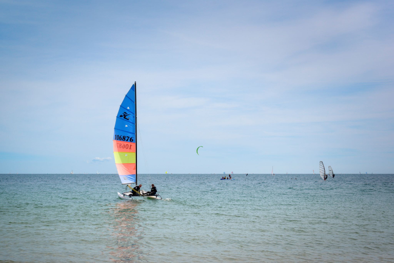 Sports nautiques en mer sur la plage de Kerguélen à Larmor-Plage (Morbihan)