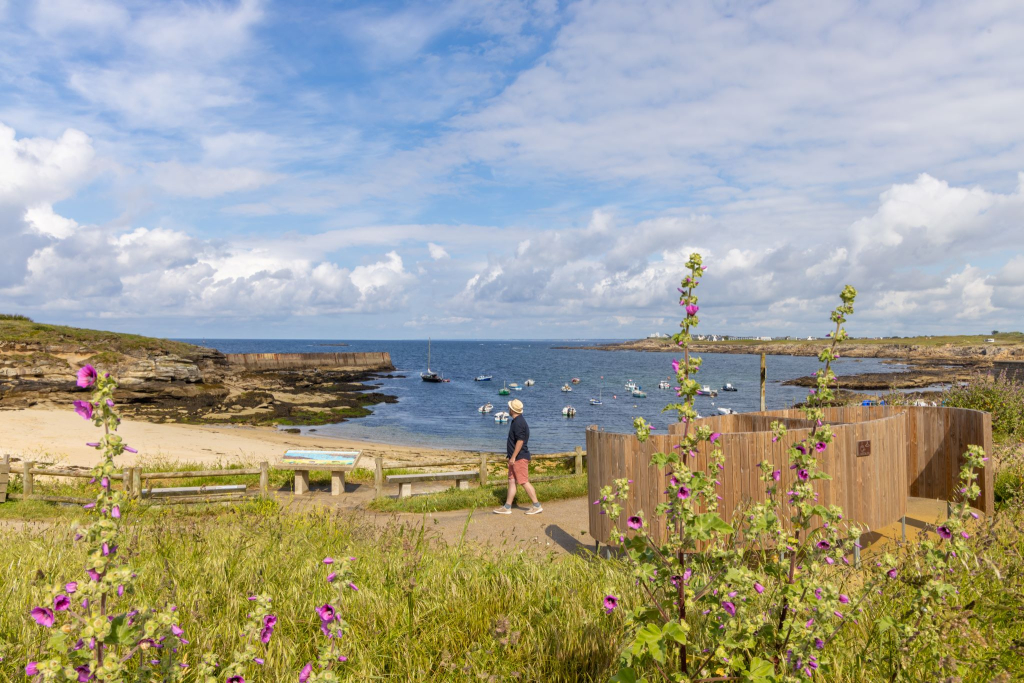 Balade sur le sentier côtier du petit port typique breton de Kerroc'h à Ploemeur (Morbihan)