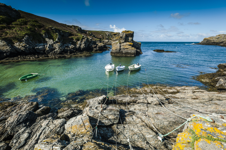 Bateaux au mouillage au petit port de Saint-Nicolas à l'île de Groix (Morbihan)