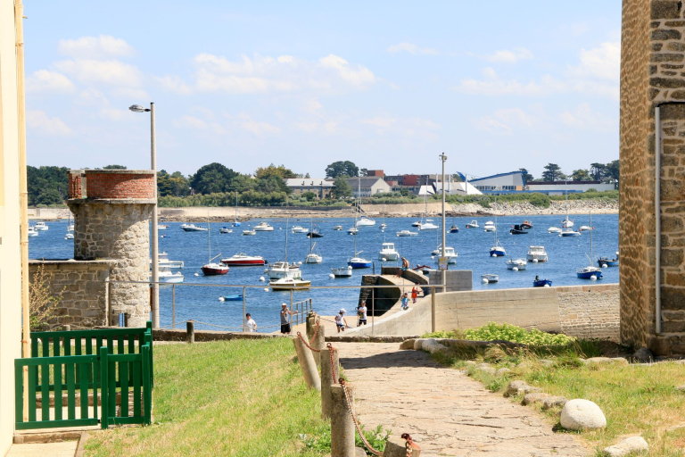 Bateaux en mouillage et digue au petit port de Lomener à Ploemeur (Morbihan)