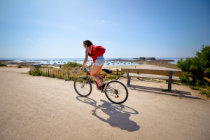 Vélo sur la voie littorale de Guidel à Ploemeur, devant le Fort-Bloqué (Morbihan)