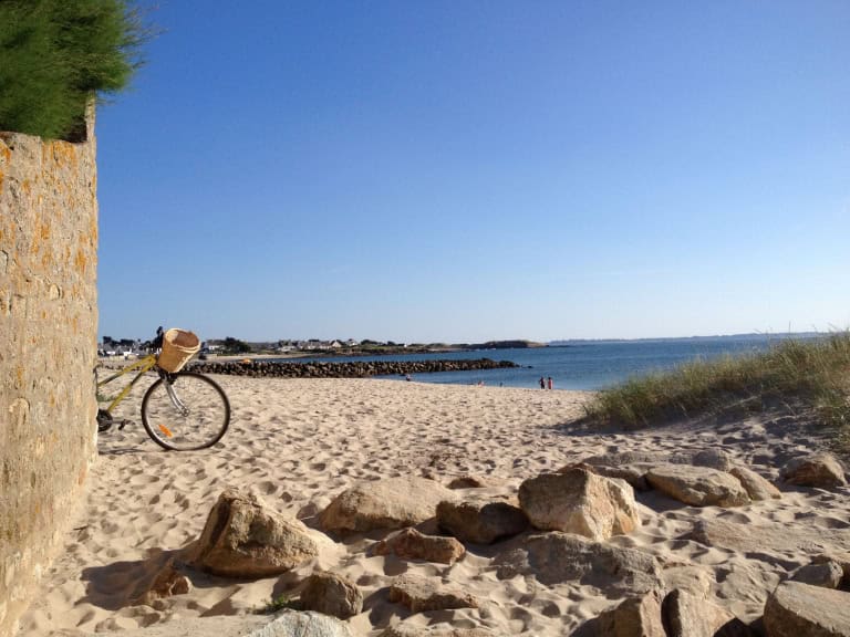 Vélo sur la plage du Goerem à la presqu'île de Gâvres (Morbihan)