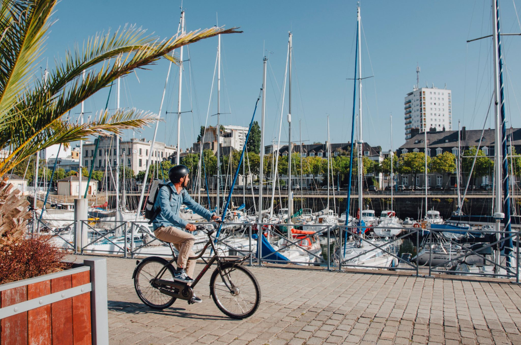 Balade à vélo à Quai de Rohan, sur le port de plaisance de Lorient (Morbihan)