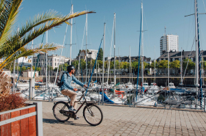 Balade à vélo à Quai de Rohan, sur le port de plaisance de Lorient (Morbihan)