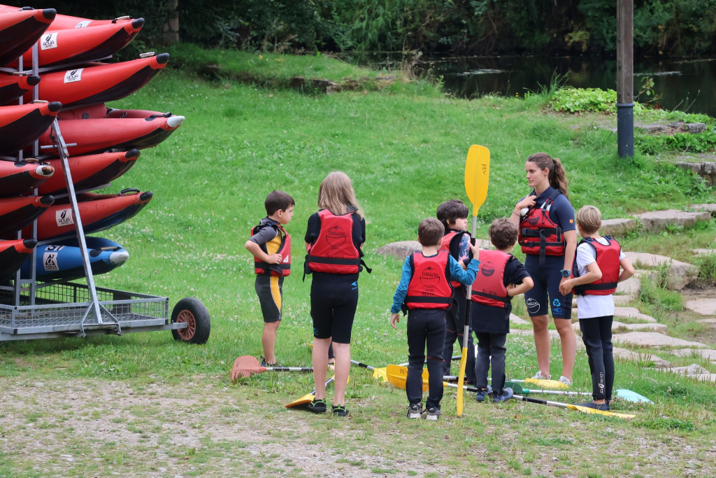 Séance de kayak pour les enfants au Parc d'eau vive d'Inzinzac-Lochrist (Morbihan)