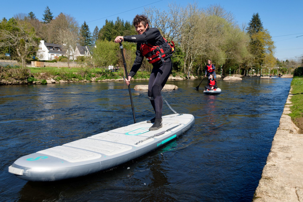 Séance de paddle électrique en rivière au Parc d'eau vive d'Inzinzac-Lochrist (Morbihan)