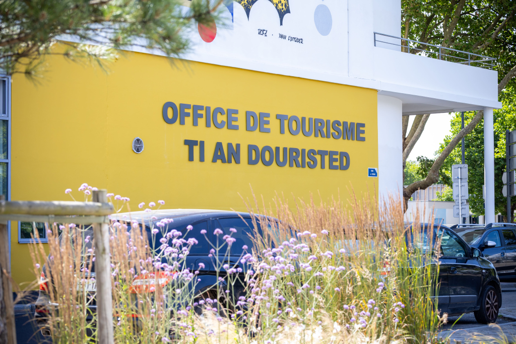 Façade de l'office de tourisme de Lorient, quai de Rohan (Morbihan)