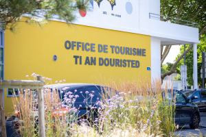 Façade de l'office de tourisme de Lorient, quai de Rohan (Morbihan)