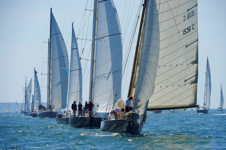 La flotte des Pen Duick, bateaux d'Eric Tabarly, en navigation entre Lorient et Groix (Morbihan)