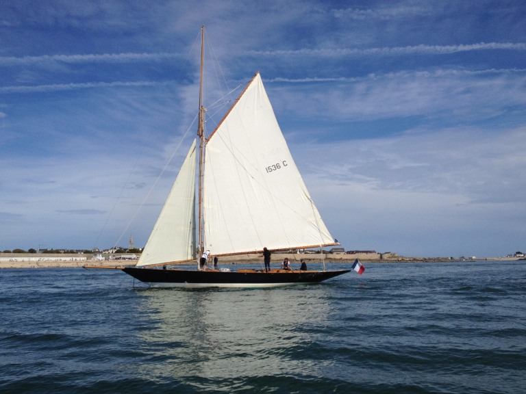 Le bateau d'Eric Tabarly, Pen Duick, en navigation dans la rade de Lorient (Morbihan)