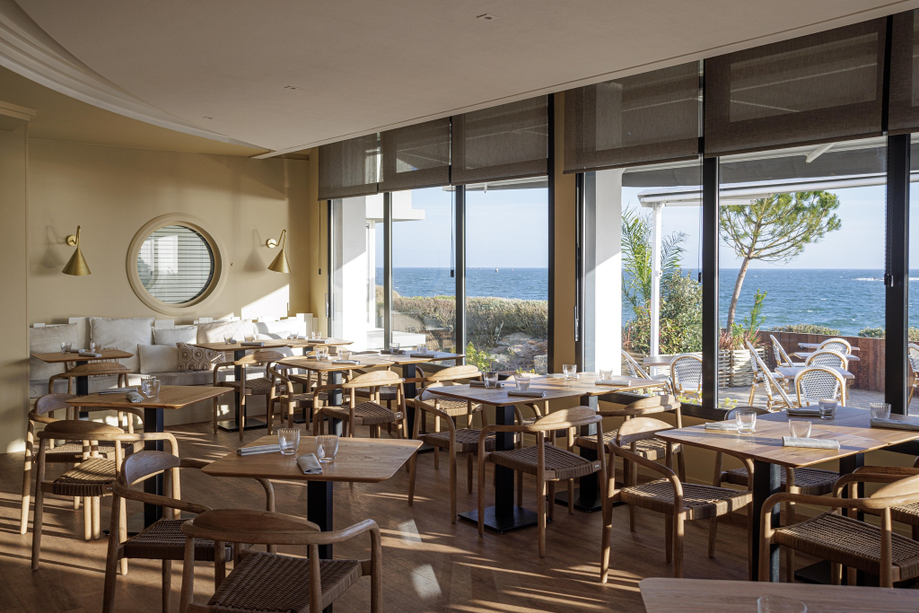 Salle vue mer du bistro de la dune Erin, au restaurant Les Mouettes à Larmor-Plage (Morbihan)