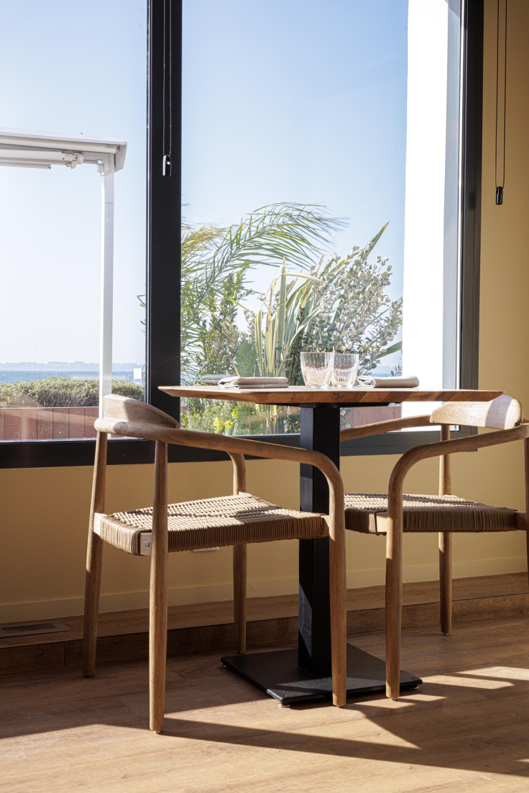 Table face à la mer au bitro de la dune, Erin, à l'hôtel-restaurant Les Mouettes à Larmor-Plage (Morbihan)