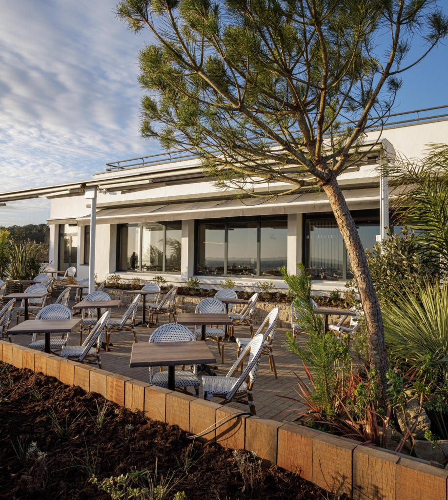 Terrasse en bord de mer du restaurant Les Mouettes & Erin, le bistro de la dune à Larmor-Plage (Morbihan)