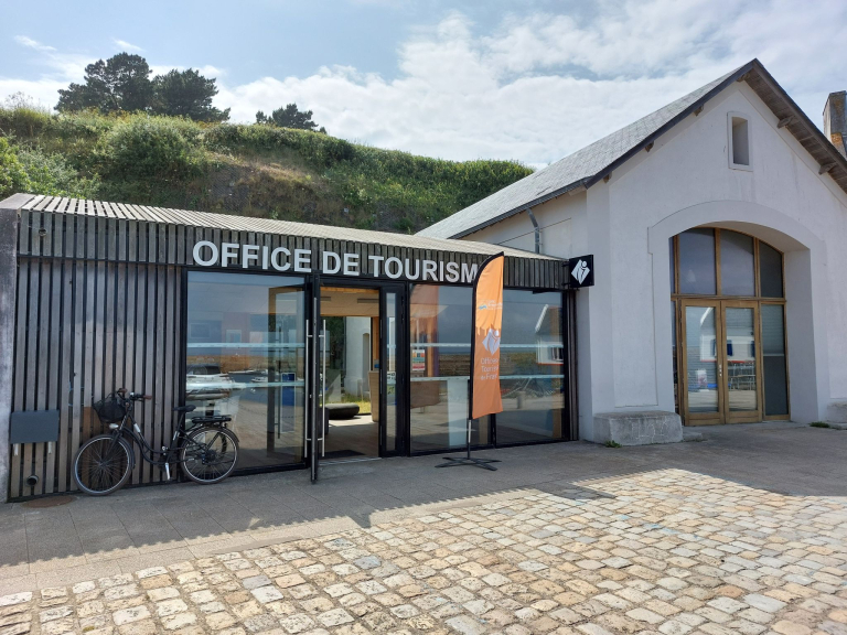 Façade de l'office de tourisme de l'île de Groix, à Port-Tudy (Morbihan)