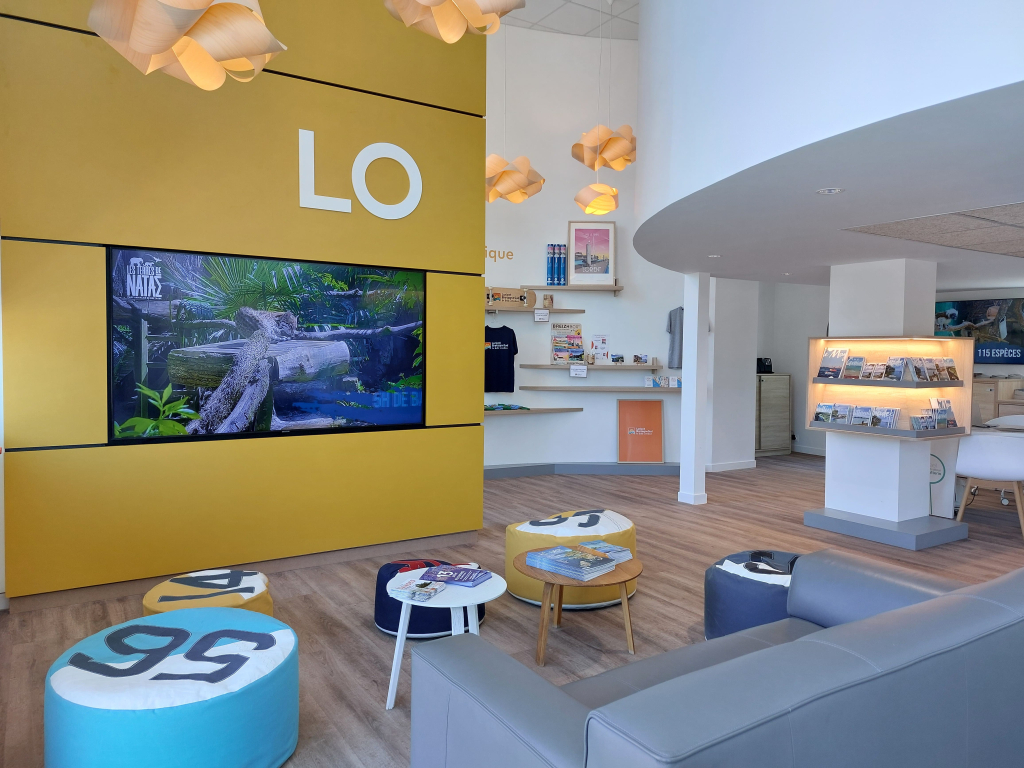 Intérieur de l'office de tourisme de Lorient, quai de Rohan (Morbihan)