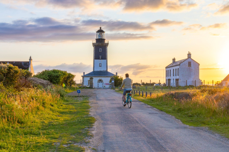 Phare de Pen Men au coucher de soleil, sur l'île de Groix (Morbihan) - ©Clo & Clem - LBST