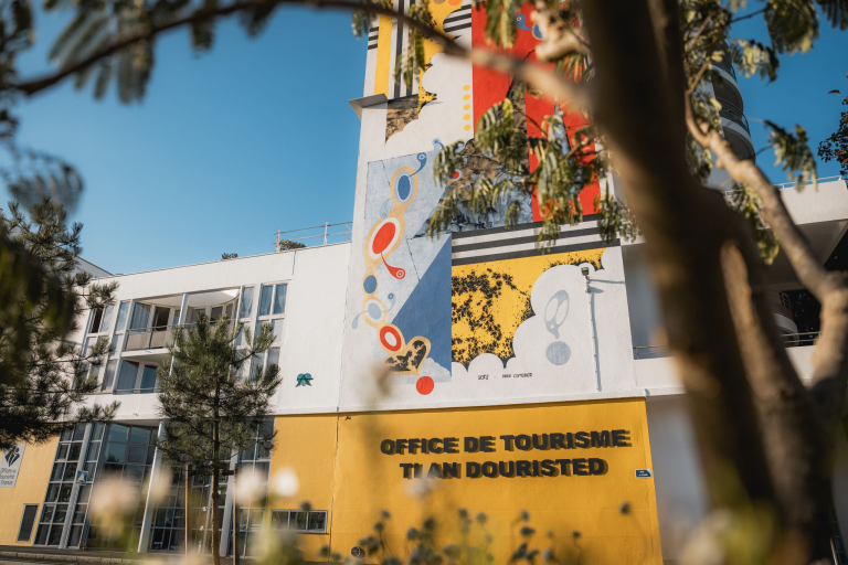 Façade de l'office de tourisme de Lorient, sous la fresque street art Quai de Rohan (Morbihan)