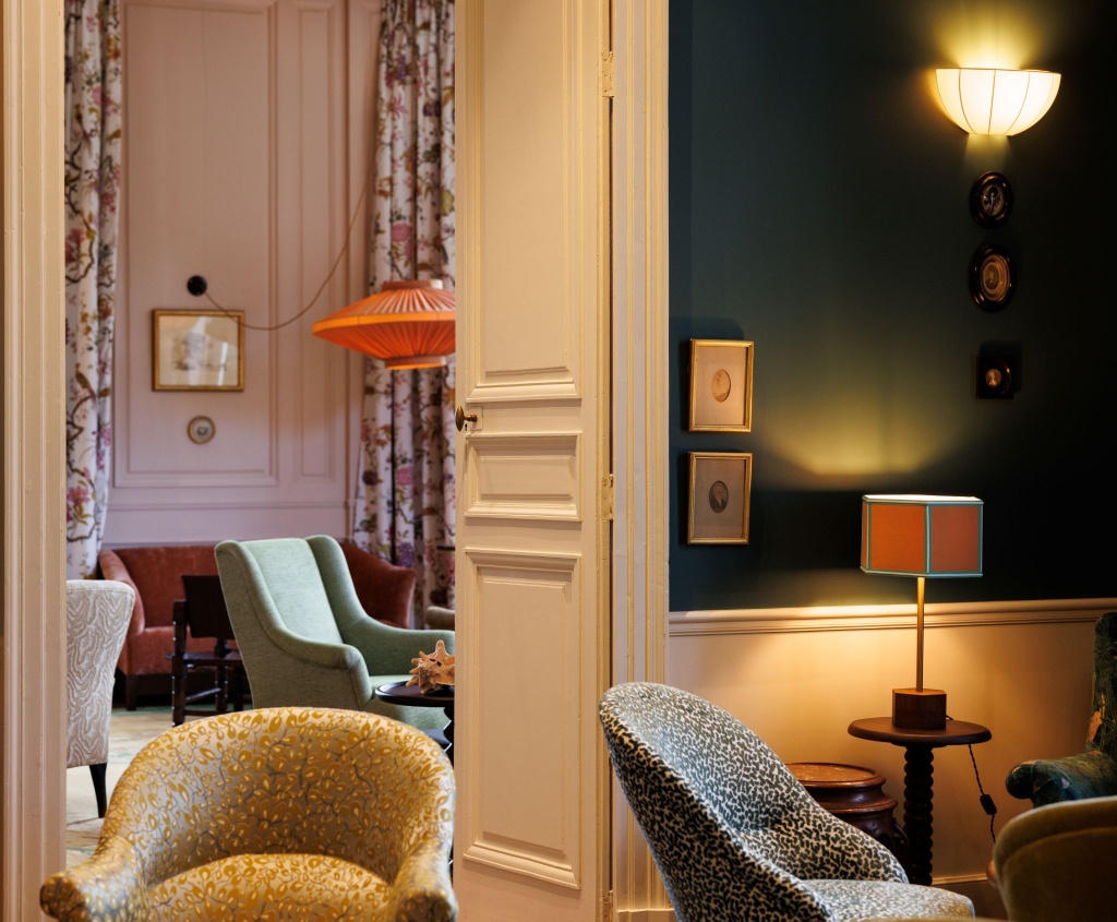 Décoration intérieure inspirée de la Compagnie des Indes dans les salons du Château du Domaine de Locguénolé à Kervignac (Morbihan)