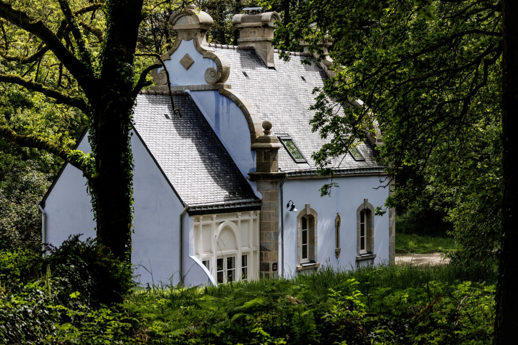 Extérieurs de la Villa Belém, gîte de groupe et hébergement insolite au Domaine de Locguénolé & Spa à Kervignac (Morbihan)