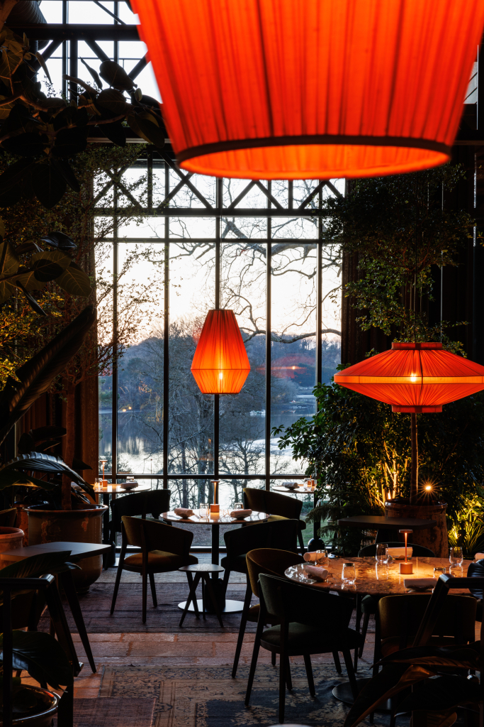 Verrière vue mer et décoration intérieure du restaurant étoilé L'Inattendu au Domaine de Locguénolé à Kervignac (Morbihan)
