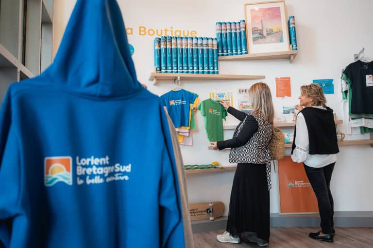 Boutique de souvenirs à l'office de tourisme de Lorient (Morbihan)