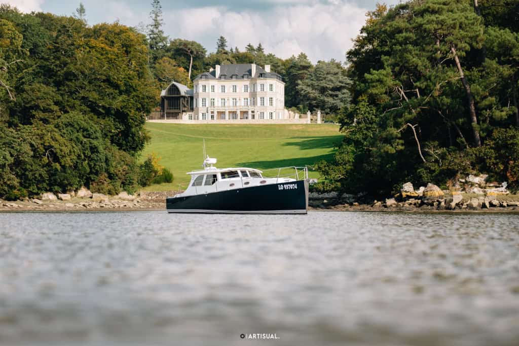 Vedette bateau hybride Key Largo devant le Domaine de Locguénolé à Lorient Bretagne Sud (Morbihan)