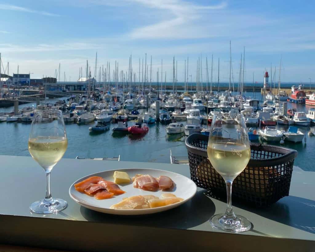 Apéro en terrasse à Port-Tudy, sur l'île de Groix (Morbihan)