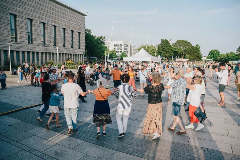 Danse pendant la Fête de la Musique sur la place de l'Hôtel de Ville à Lorient (Morbihan)