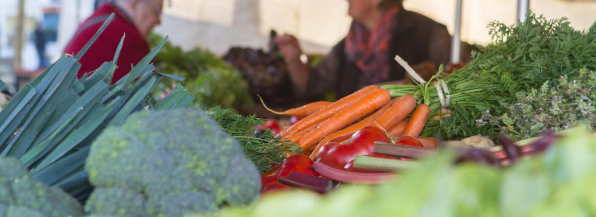 Étal de légumes au marché