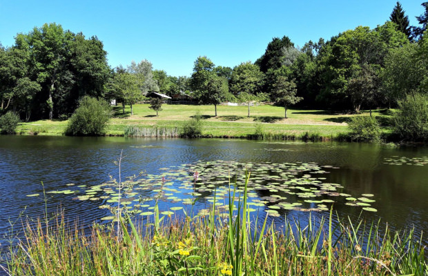 Etang du camping Le Petit Bois** à Camors - ©Camping Le Petit Bois - LBST