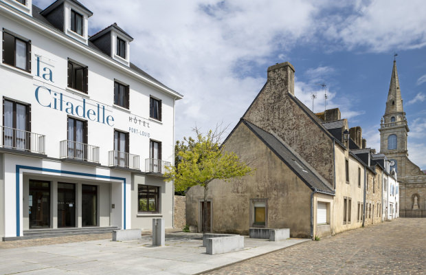 Devanture de l'Hôtel de La Citadelle***, dans le centre-ville de Port-Louis (Morbihan)