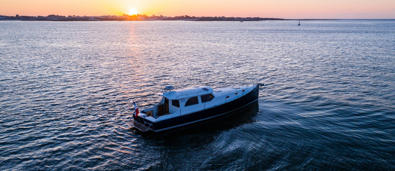 La vedette Key Largo en traversée au large de l'île de Groix au coucher de soleil (Morbihan)