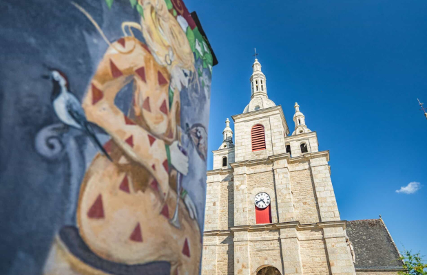 Façade de l'église Saint-Pierre de Quistinic et vue sur une fresque au mur (Morbihan) - ©Thibault Poriel - LBST