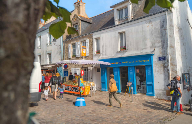 Jour de marché dans la grande rue de Port-Louis