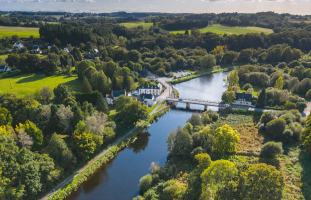 Vue aérienne de Quistinic (Morbihan) autour du Blavet et de l'écluse Sainte-Barbe