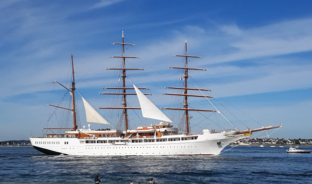 Le bateau de croisière Sea Cloud sort de la rade de Lorient depuis le port de passagers (Morbihan)