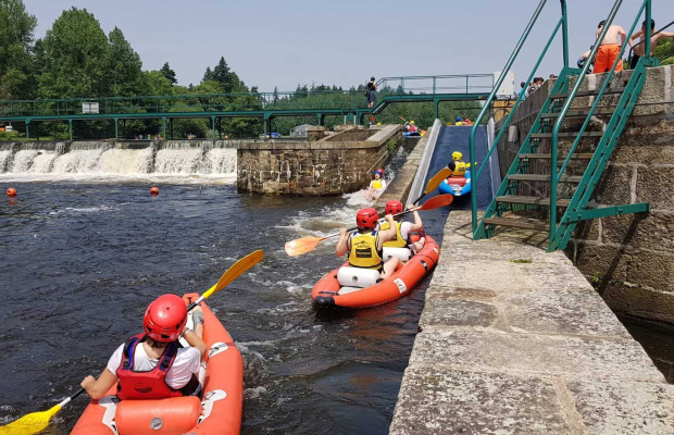 Ascenseur à kayak au parc d'eau vive d'Inzinzac-Lochrist (Morbihan)